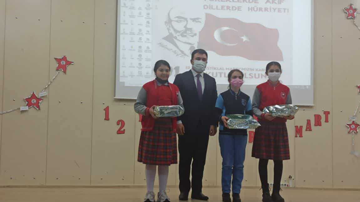 İstiklal Marşı Güzel Okuma Yarışmasında Dereceye Giren Öğrencimize Hediyesi Takdim Edildi